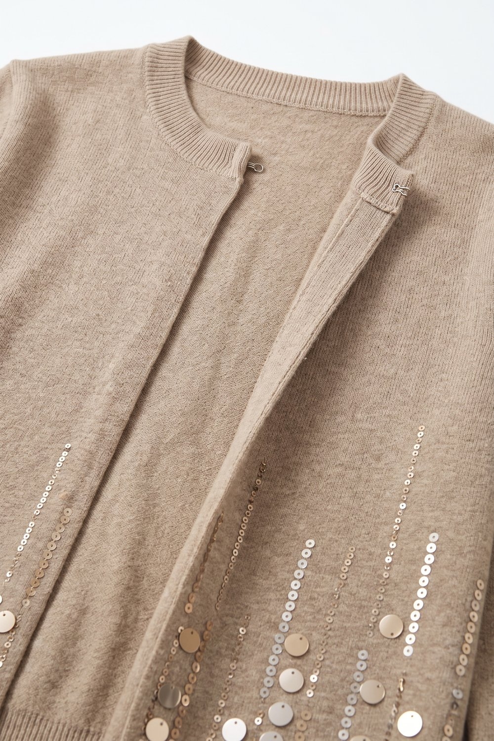 Cárdigan Beige con Lentejuelas de Punto Fino y Cierre Frontal de Gancho de Manga Larga Cárdigan Beige con Lentejuelas de Punto Fino y Cierre Frontal de Gancho de Manga Larga