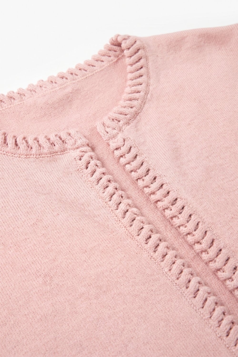 Chaqueta de punto corta de color rosa claro con borde de crochet fino