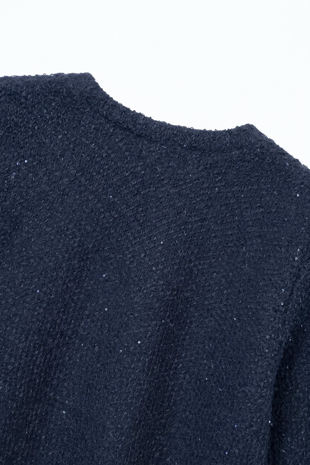 Su&eacute;ter holgado con hombros ca&iacute;dos de punto suave adornado con lentejuelas azul marino