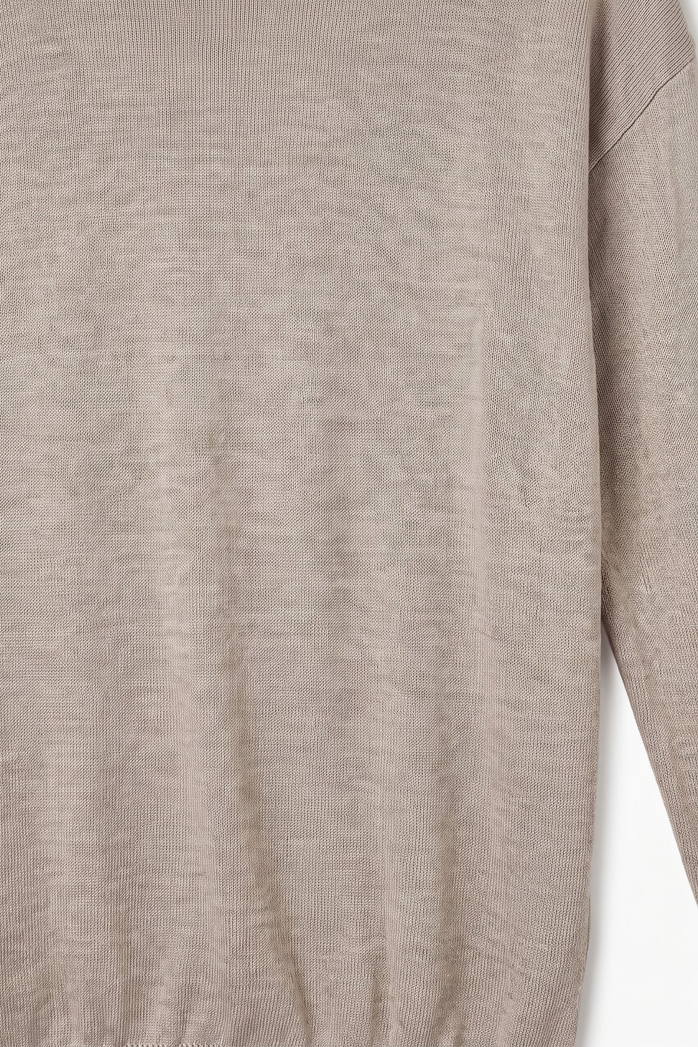 Su&eacute;ter de punto fino con cuello redondo de mezcla de lana merino en color fango