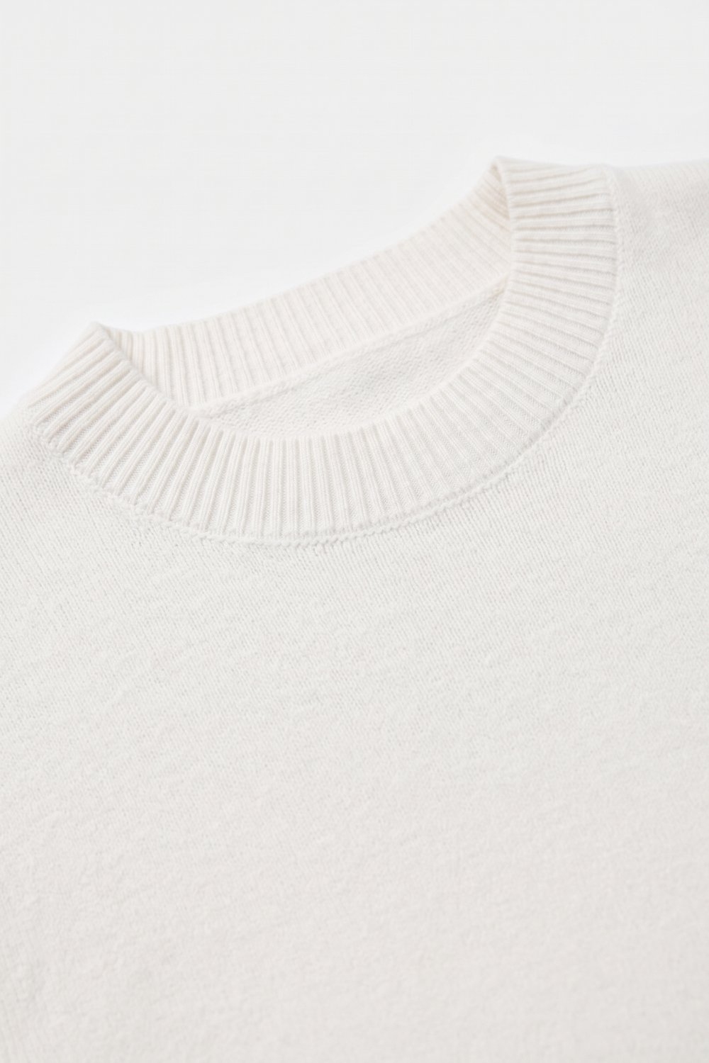 Su&eacute;ter blanco de punto fino con cuello redondo acanalado y dobladillo de piel sint&eacute;tica