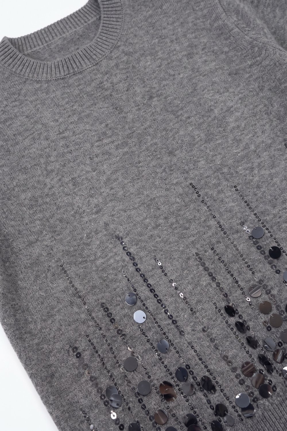 Top gris de punto suave con lentejuelas y cuello redondo acanalado Top gris de punto suave con lentejuelas y cuello redondo acanalado