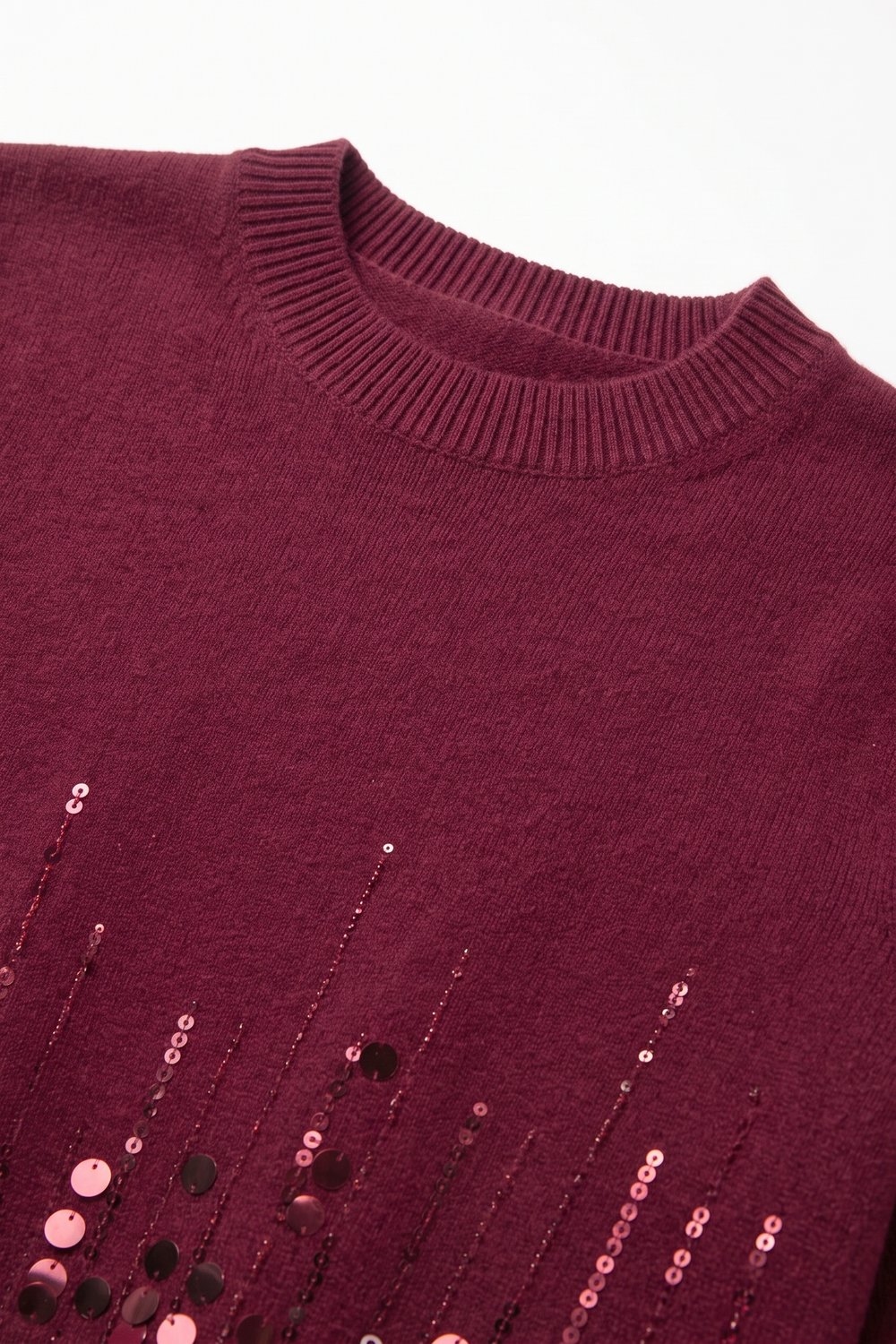 Top de cuello redondo con lentejuelas y dobladillo de manga corta en punto fino burdeos