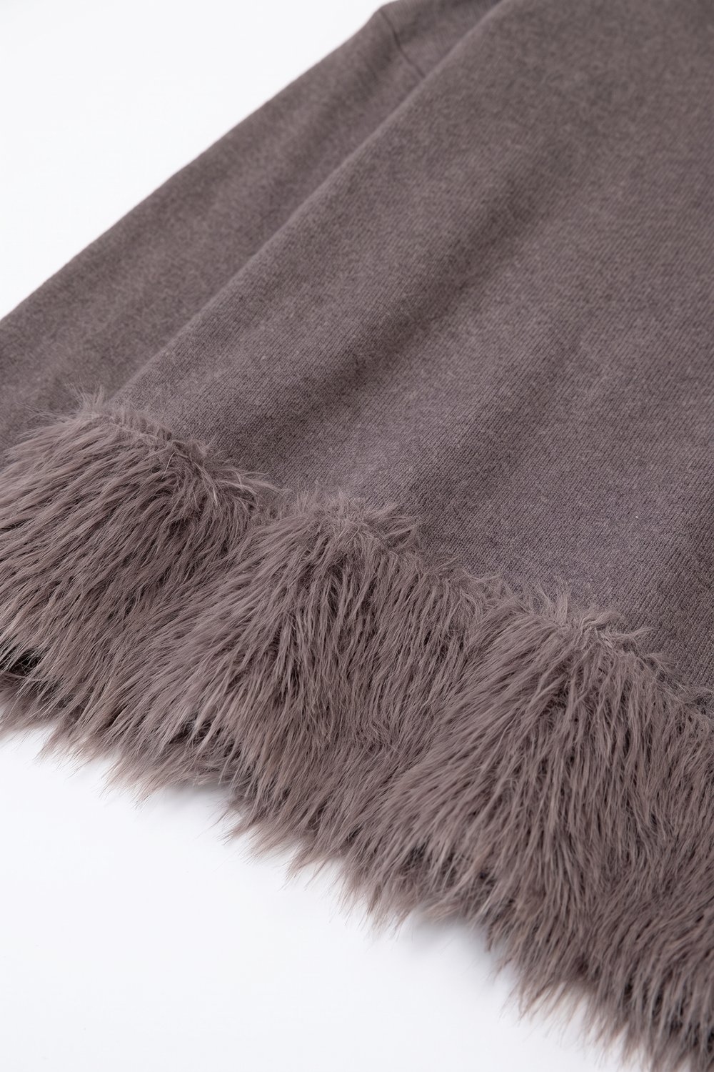 Su&eacute;ter gris de punto fino con cuello simulado y ribete de flecos