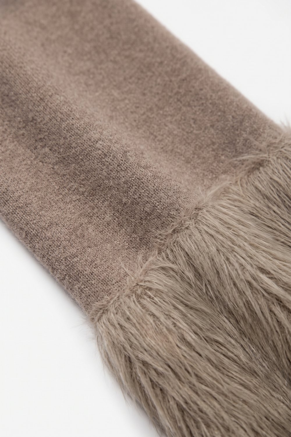Su&eacute;ter Beige de Punto Suave con Ribete de Piel Sint&eacute;tica y Cuello Simulado