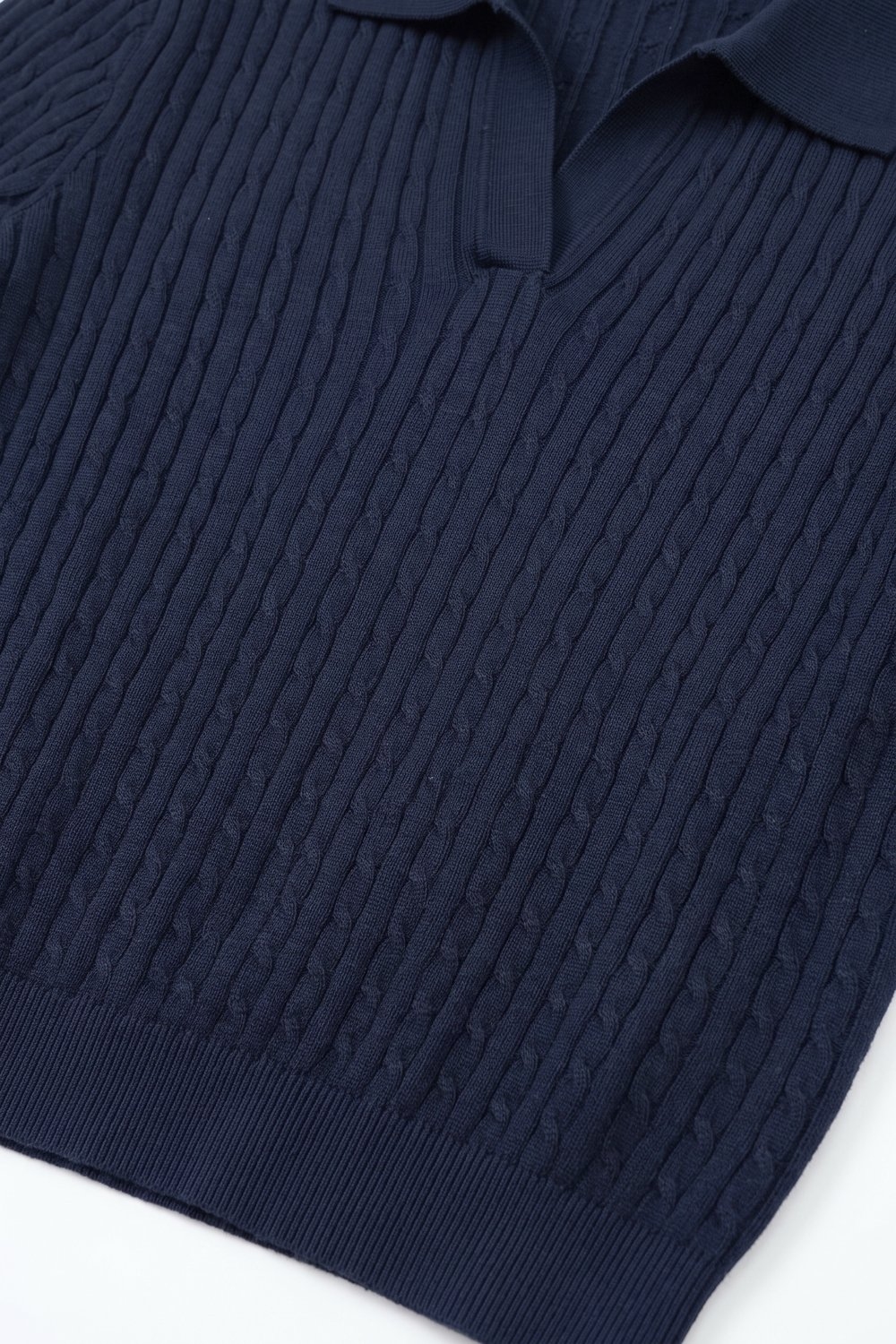Su&eacute;ter de cuello polo con escote en V de mezcla de lana merino azul marino de punto acanalado.