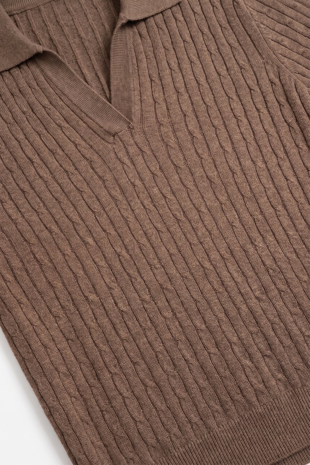 Su&eacute;ter de punto de mezcla de lana merino de camello con cuello polo abierto