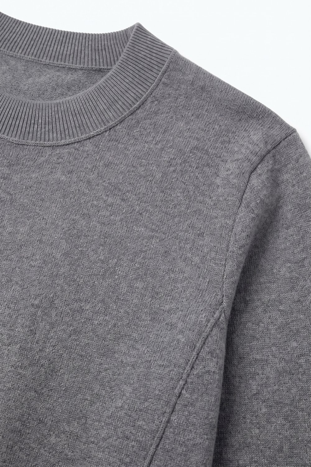 sueter mezcla de lana merino gris con mangas largas de punto fino y ribete acanalado