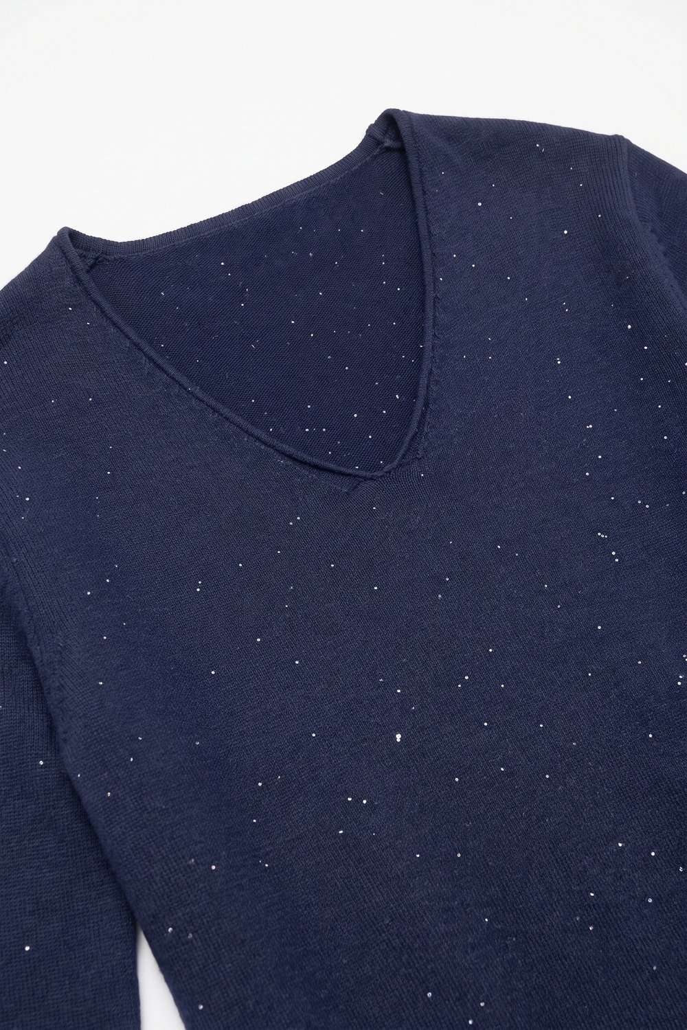 Su&eacute;ter de punto fino con cuello en V color azul marino con lentejuelas adornadas y salpicado de purpurina.