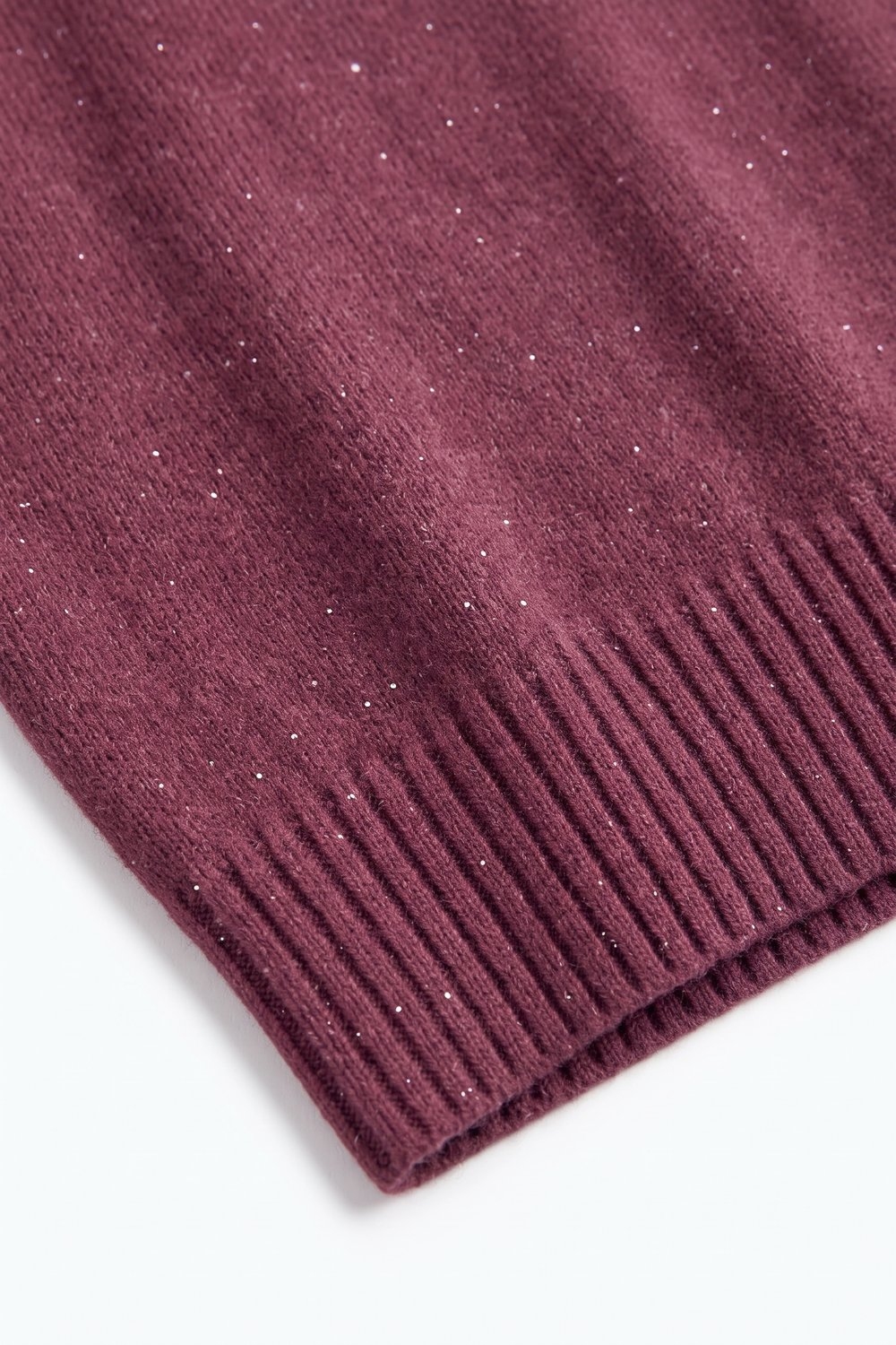 Suéter burdeos de cuello alto de manga larga con lentejuelas adornadas y tejido de punto suave acanalado Suéter burdeos de cuello alto de manga larga con lentejuelas adornadas y tejido de punto suave acanalado