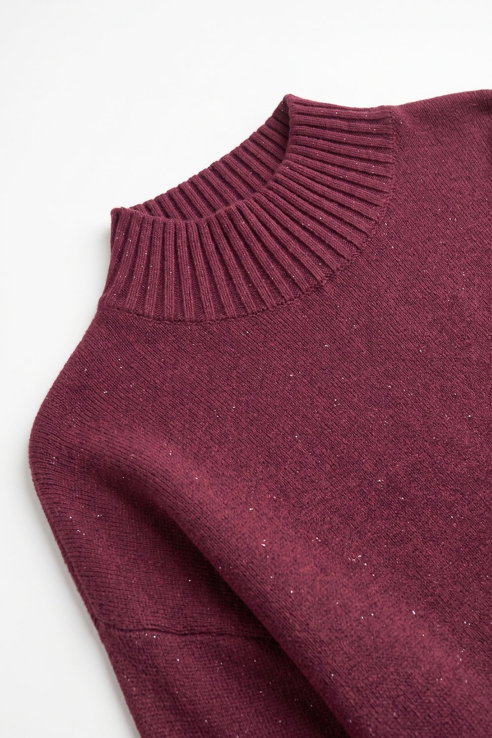 Suéter Burdeos con Cuello Alto Simulado de Punto Fino Acanalado y Lentejuelas Adornadas Suéter Burdeos con Cuello Alto Simulado de Punto Fino Acanalado y Lentejuelas Adornadas