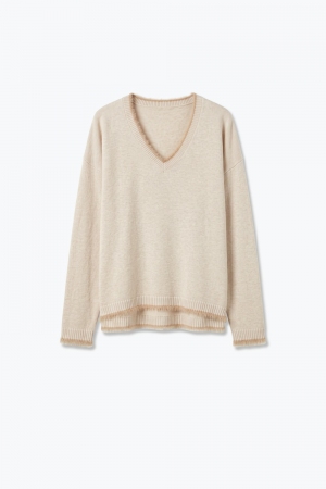 Suéter beige de cuello en V con ribete de piel sintética