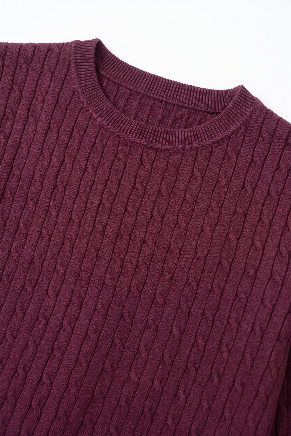 Su&eacute;ter morado de cuello redondo de punto cableado con manga corta
