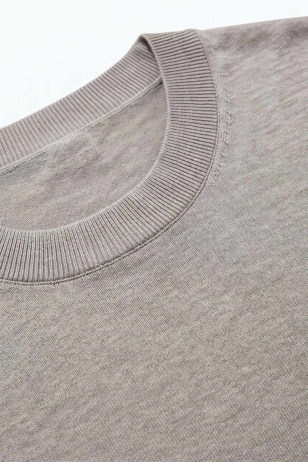 Su&eacute;ter Beige de Punto Fino con Cuello Redondo y Ribete Acanalado de Mezcla de Lana Merino