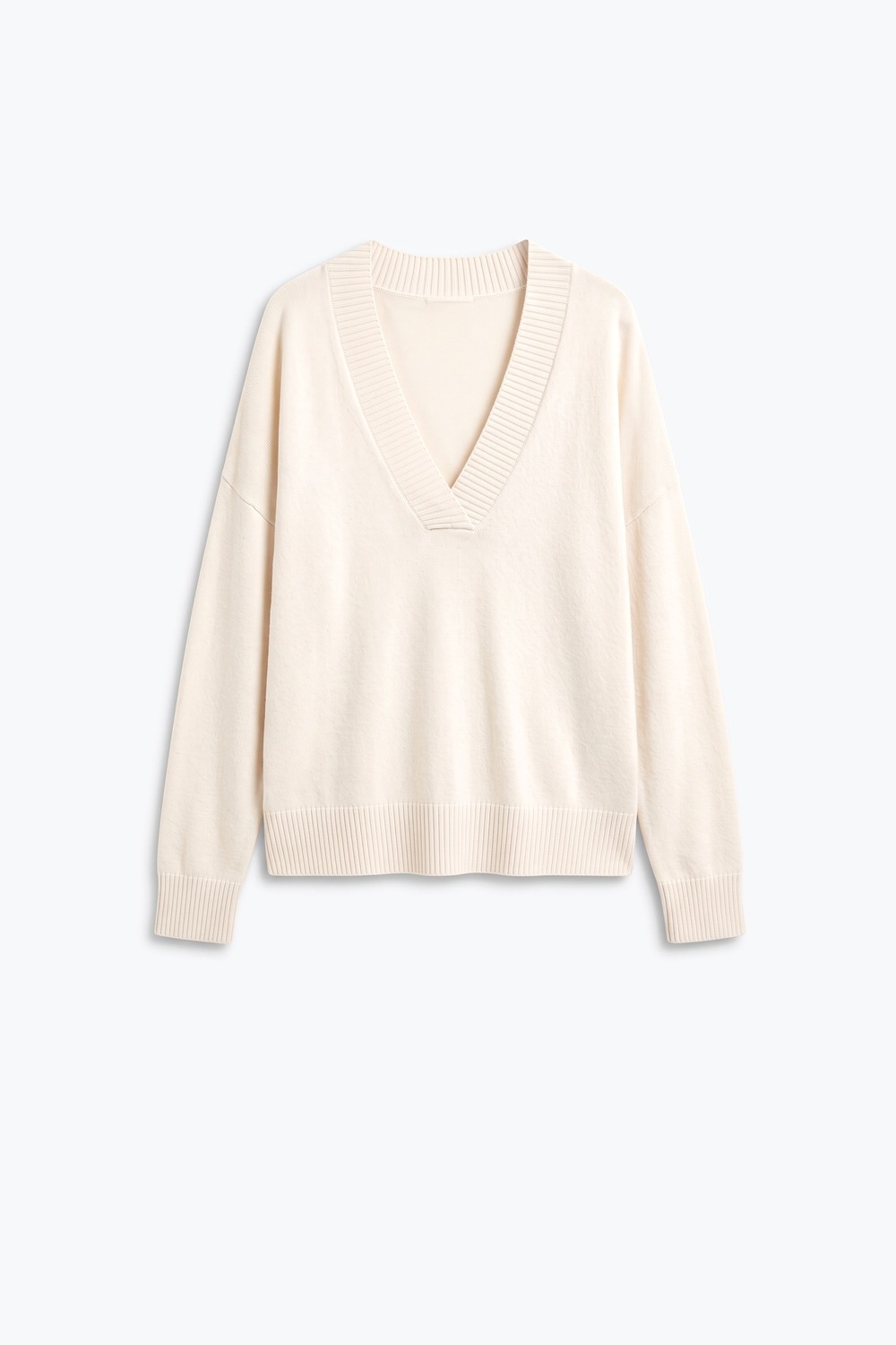 Su&eacute;ter Beige de Punto Suave con Cuello en V Ancho y Ribete Relajado