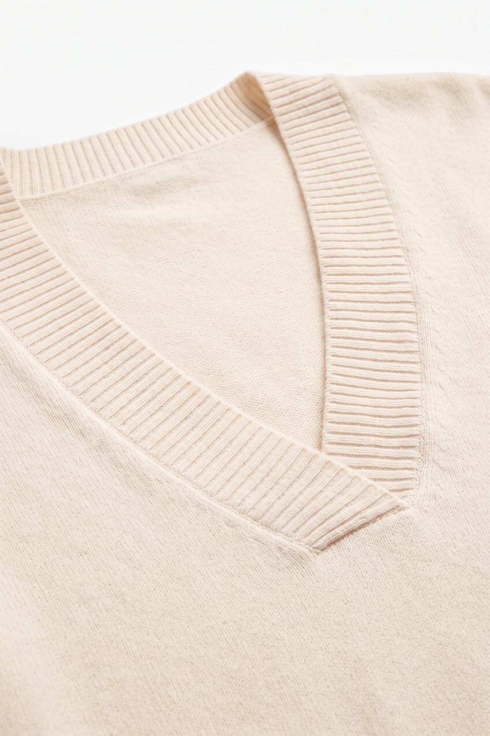 Su&eacute;ter Beige de Punto Suave con Cuello en V Ancho y Ribete Relajado