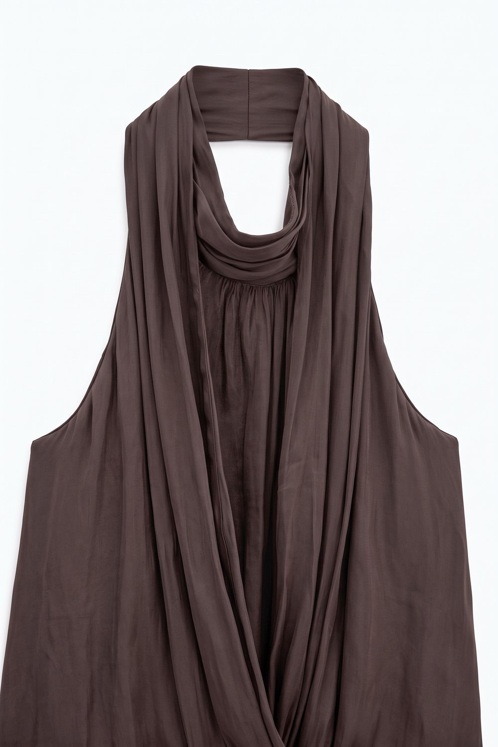 Top de cuello halter de raso marr&oacute;n ligero tejido drapeado