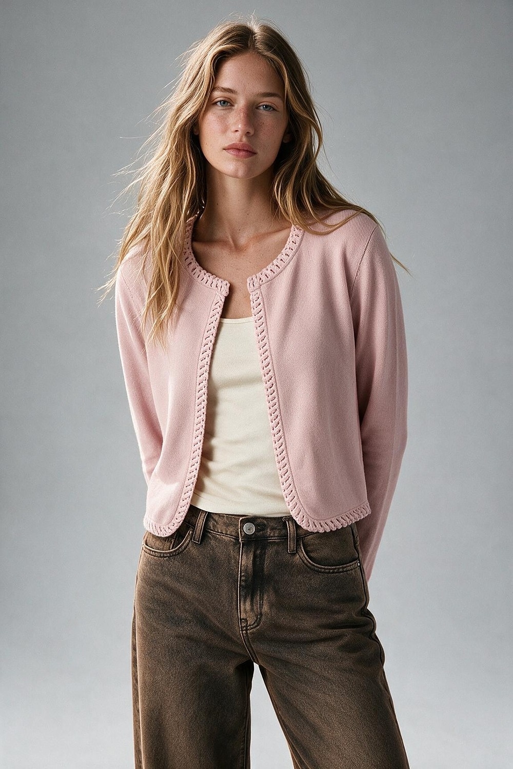 Chaqueta de punto corta de color rosa claro con borde de crochet fino
