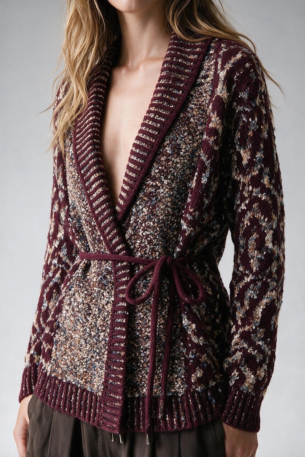 C&aacute;rdigan Burdeos de Punto Grueso Jacquard con Cintur&oacute;n y Cuello Chal