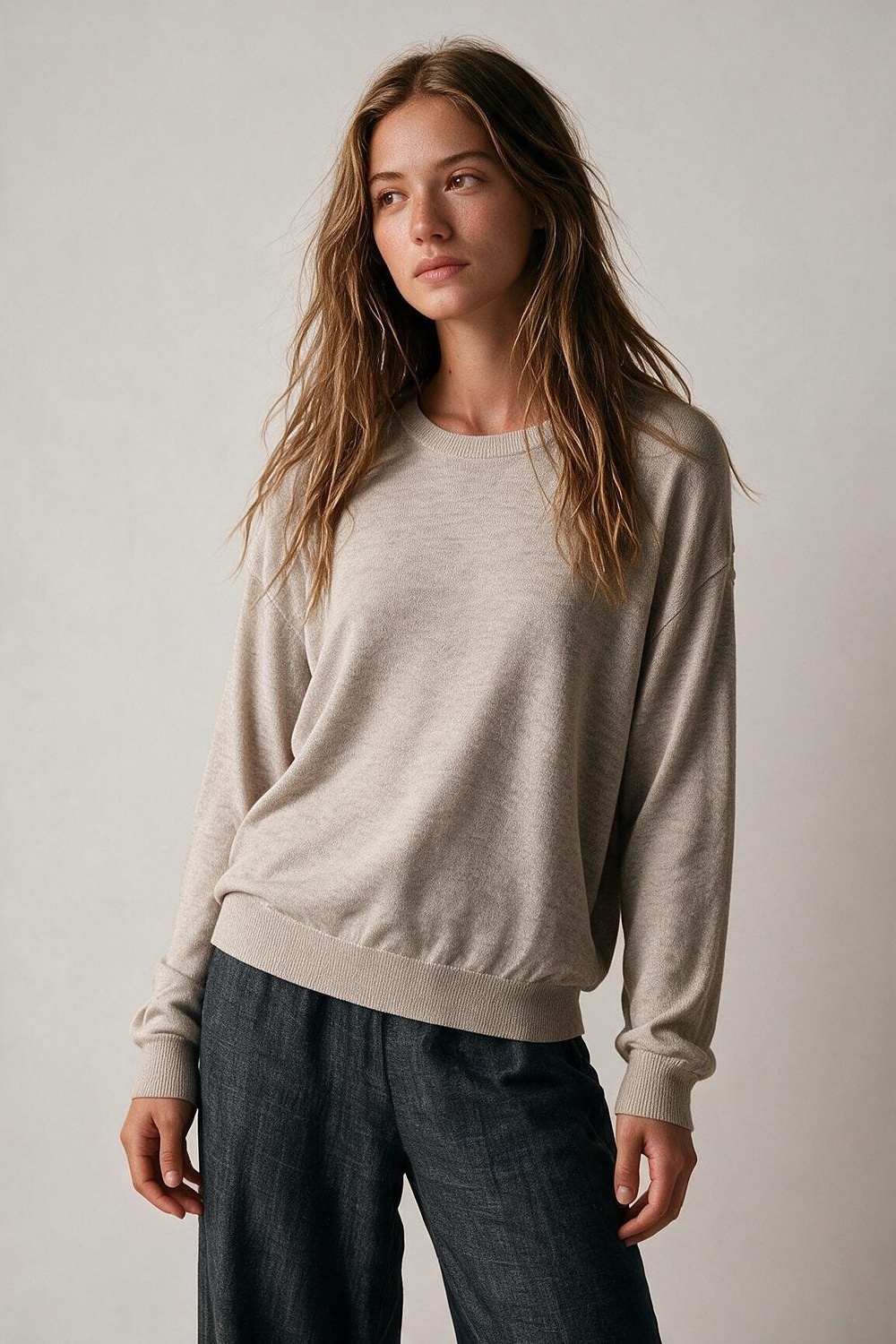 Su&eacute;ter de cuello redondo de punto fino mezcla de lana merino color beige