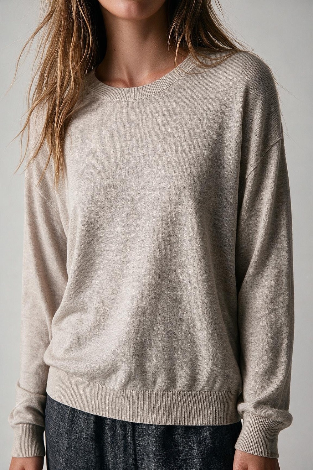Su&eacute;ter de cuello redondo de punto fino mezcla de lana merino color beige