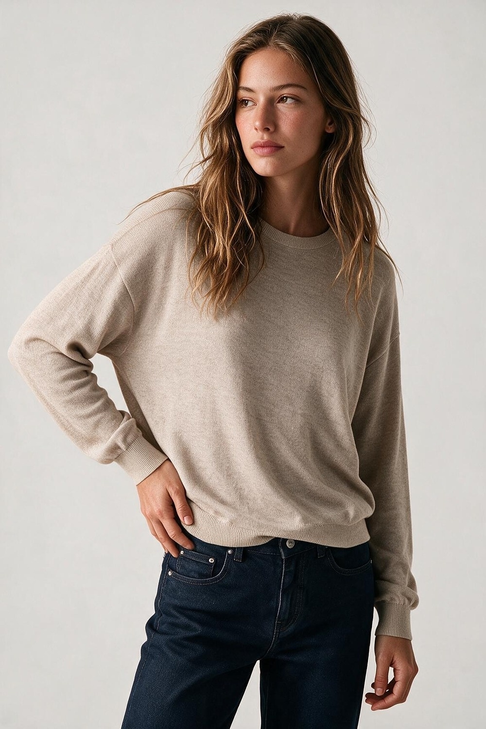 Su&eacute;ter de punto fino con cuello redondo de mezcla de lana merino en color fango