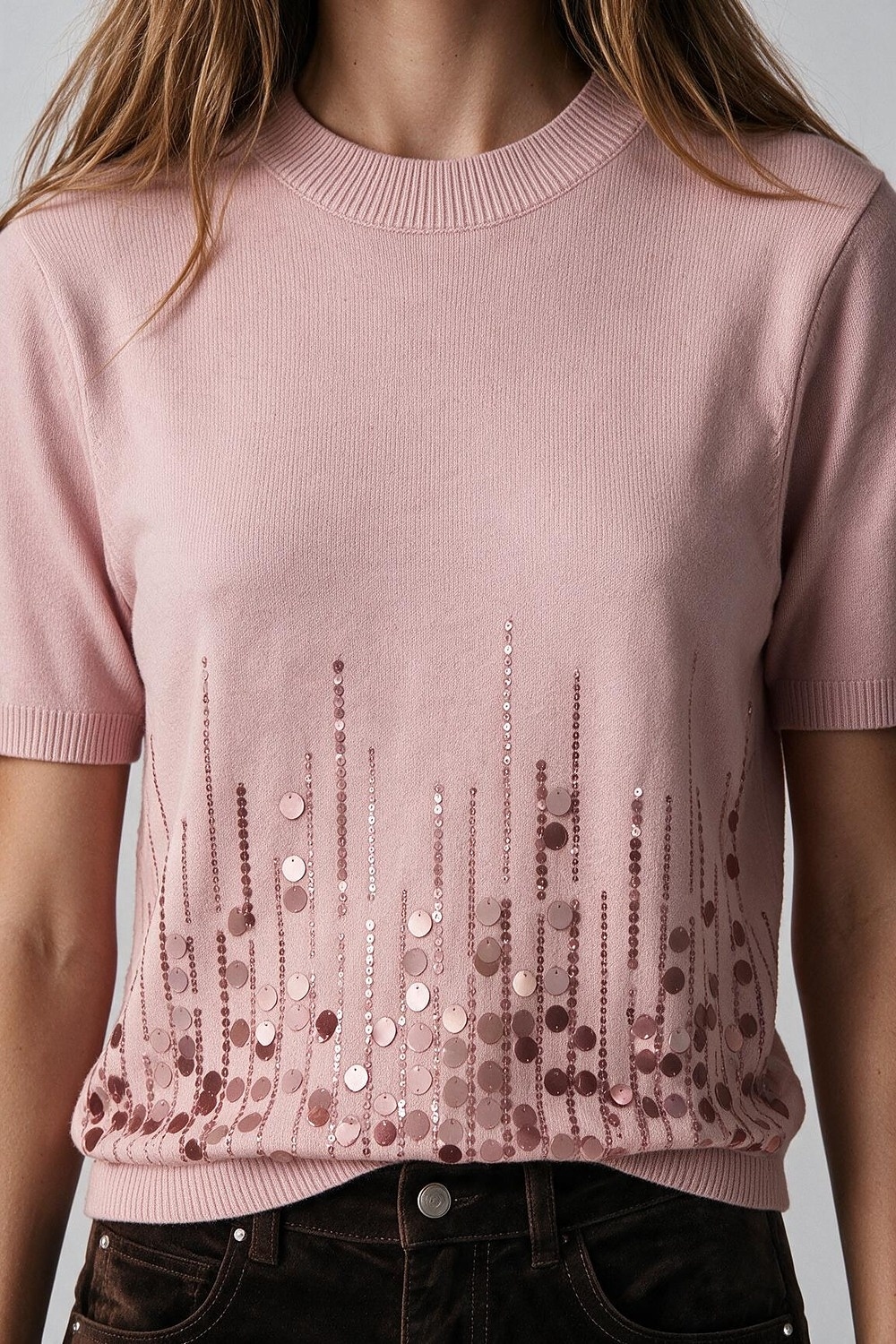 Top de punto fino rosa claro con dobladillo de lentejuelas y manga corta
