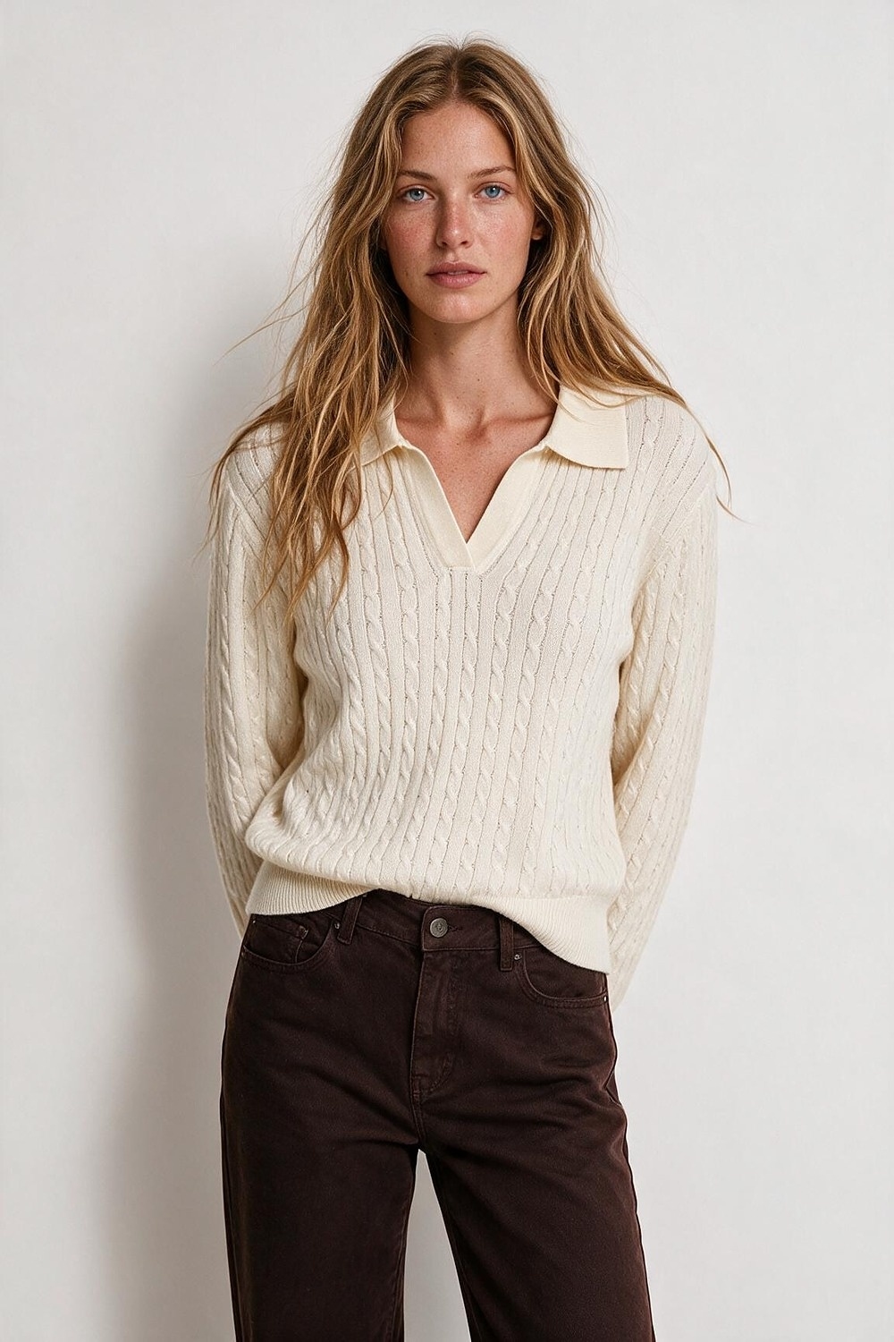 Su&eacute;ter de cuello polo de punto trenzado de mezcla de lana merino color crema con ribete acanalado