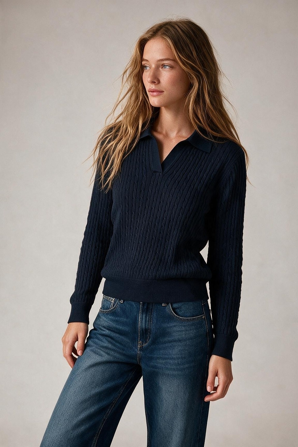 Su&eacute;ter de cuello polo con escote en V de mezcla de lana merino azul marino de punto acanalado.