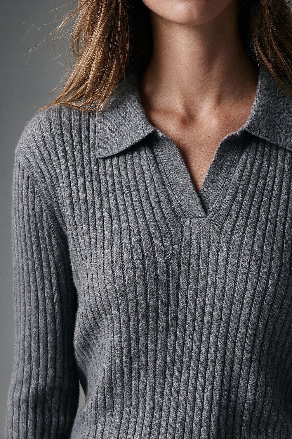 Su&eacute;ter de mezcla de lana merino gris con textura acanalada cuello tipo polo y abertura en el escote
