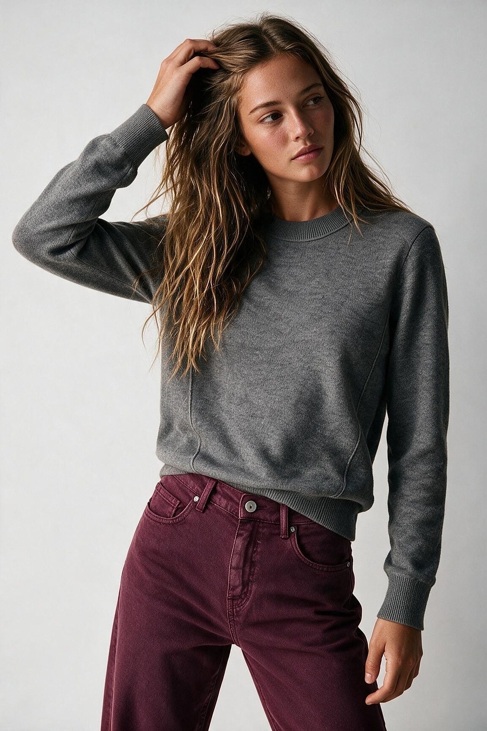 sueter mezcla de lana merino gris con mangas largas de punto fino y ribete acanalado