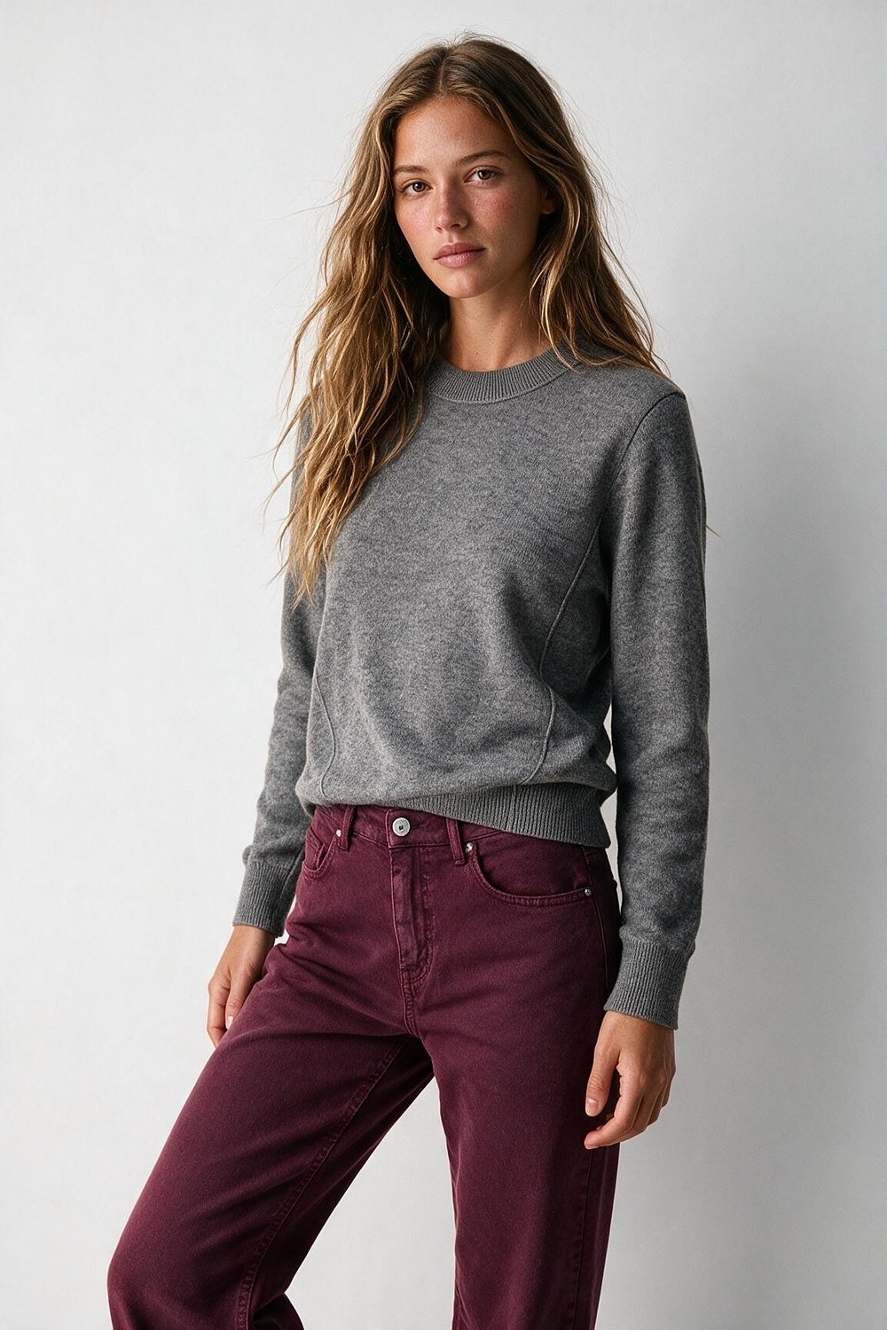 sueter mezcla de lana merino gris con mangas largas de punto fino y ribete acanalado