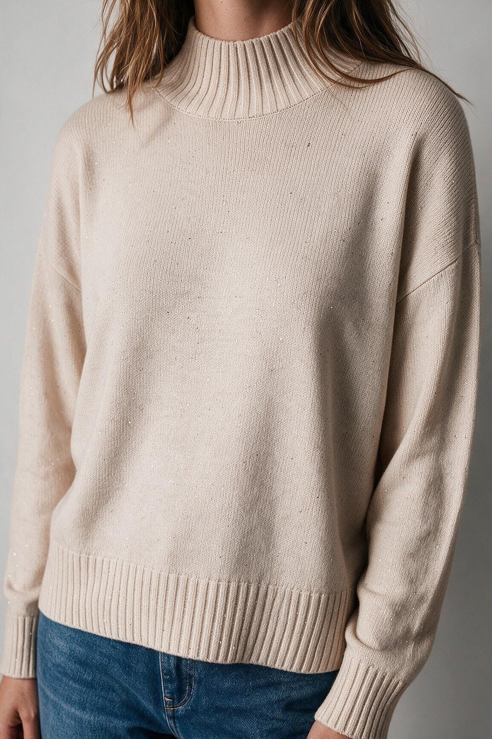 Suéter Beige Relajado de Cuello Alto de Punto Fino con Lentejuelas y Ribeteado Suéter Beige Relajado de Cuello Alto de Punto Fino con Lentejuelas y Ribeteado