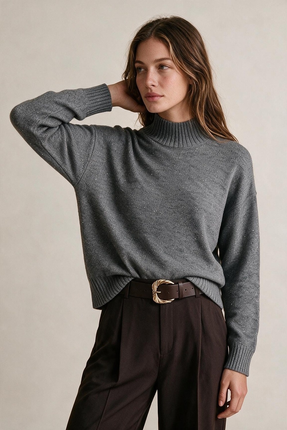 Su&eacute;ter gris con lentejuelas adornadas de punto suave de cuello alto y ribete acanalado