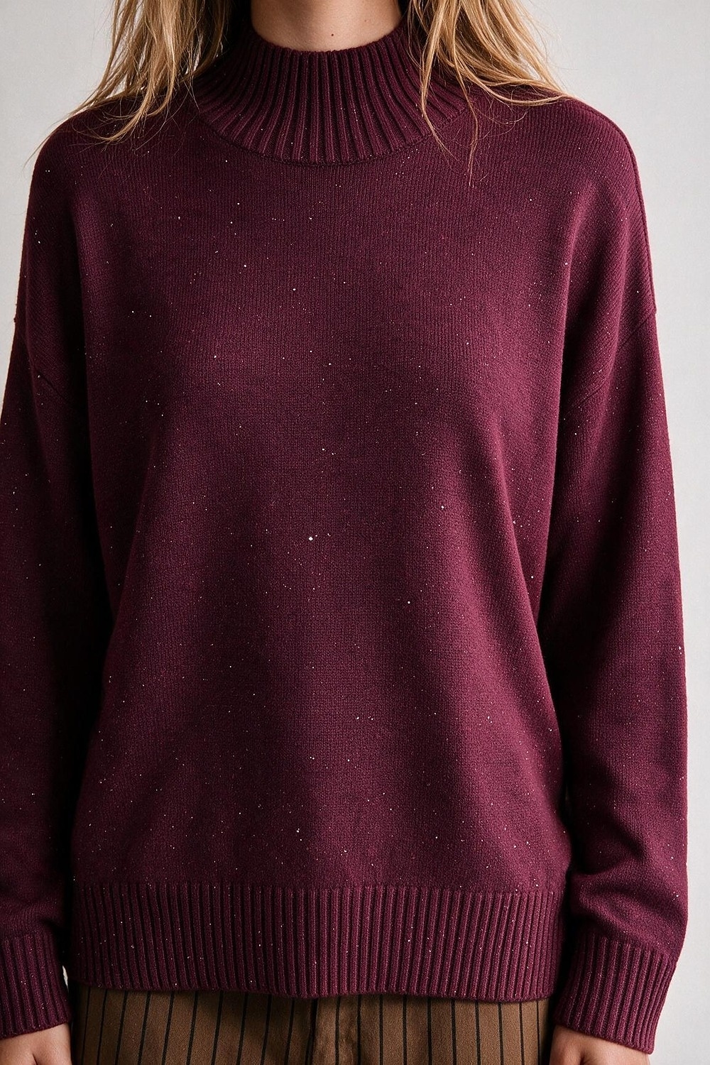 Suéter Burdeos con Cuello Alto Simulado de Punto Fino Acanalado y Lentejuelas Adornadas Suéter Burdeos con Cuello Alto Simulado de Punto Fino Acanalado y Lentejuelas Adornadas