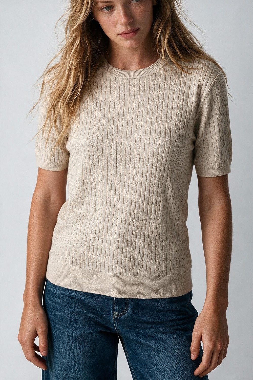 Su&eacute;ter Beige de Punto Cableado con Cuello Redondo y Manga Corta