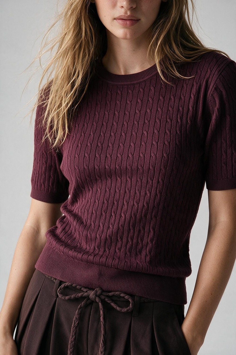 Su&eacute;ter morado de cuello redondo de punto cableado con manga corta