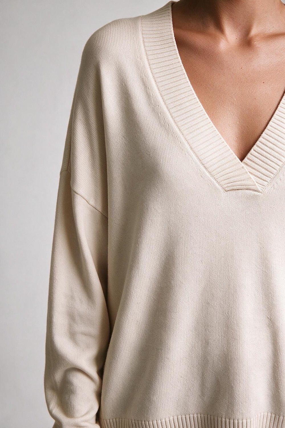Su&eacute;ter Beige de Punto Suave con Cuello en V Ancho y Ribete Relajado