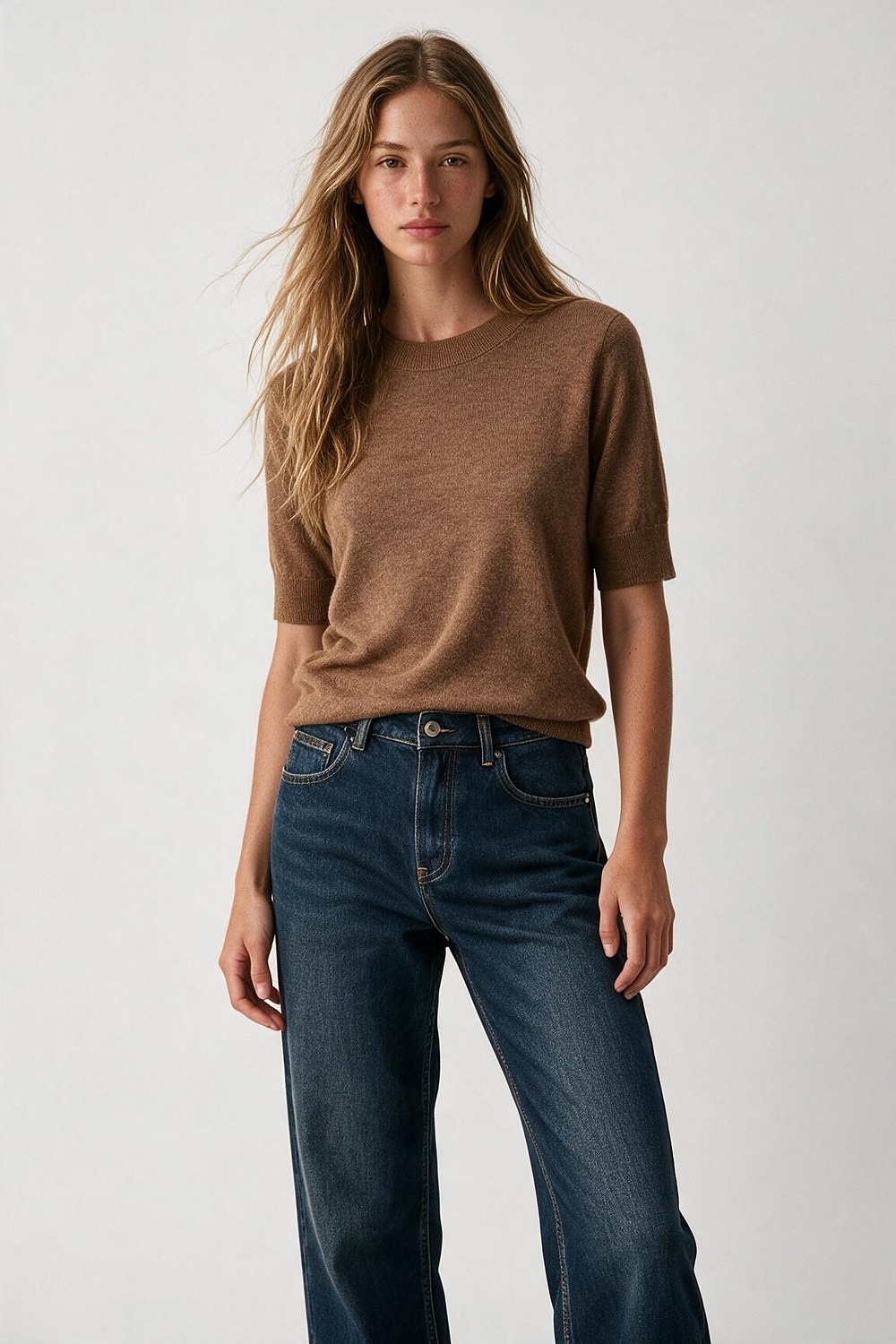 Su&eacute;ter de manga corta y cuello redondo de punto fino mezcla de lana merino en color camel