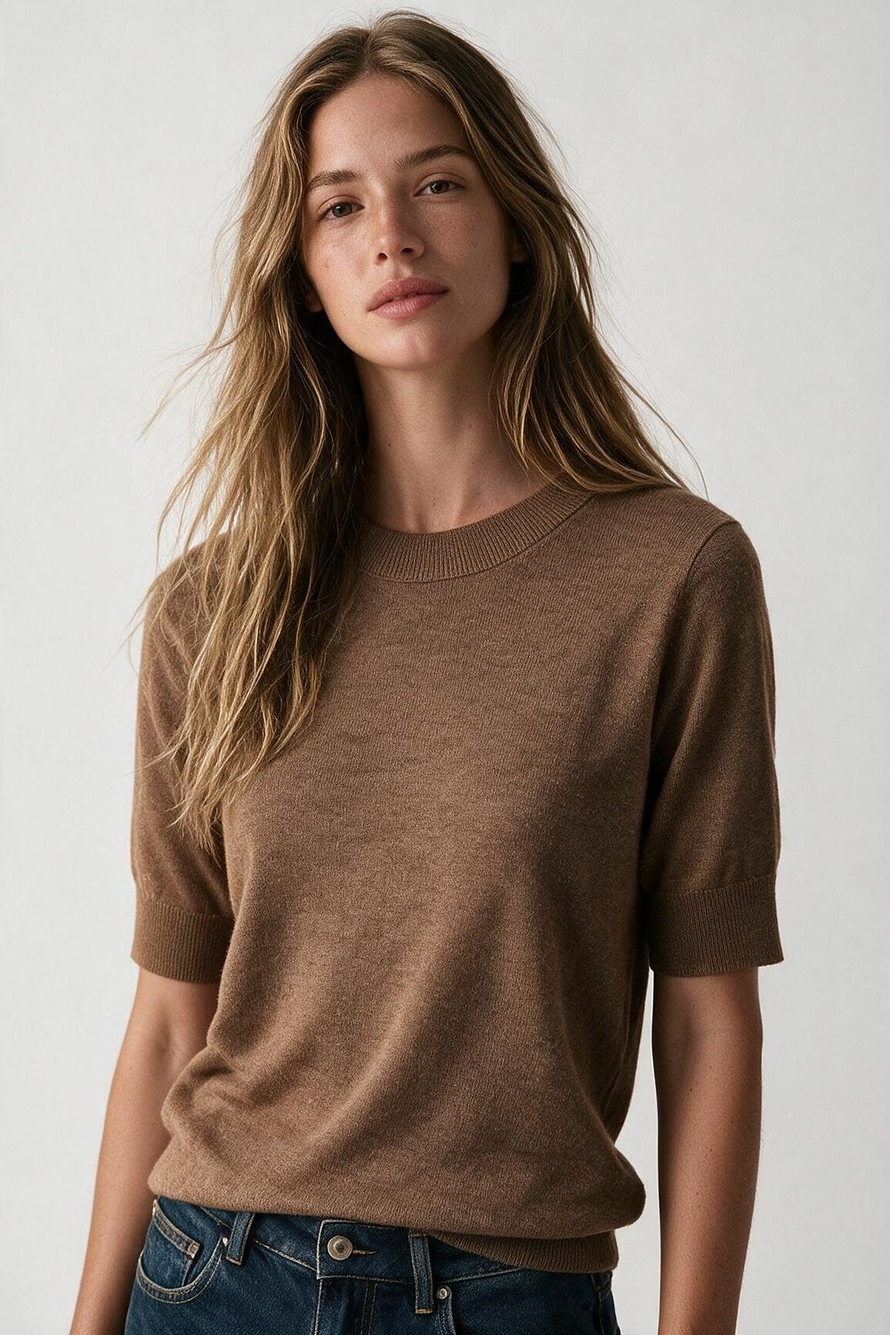 Su&eacute;ter de manga corta y cuello redondo de punto fino mezcla de lana merino en color camel