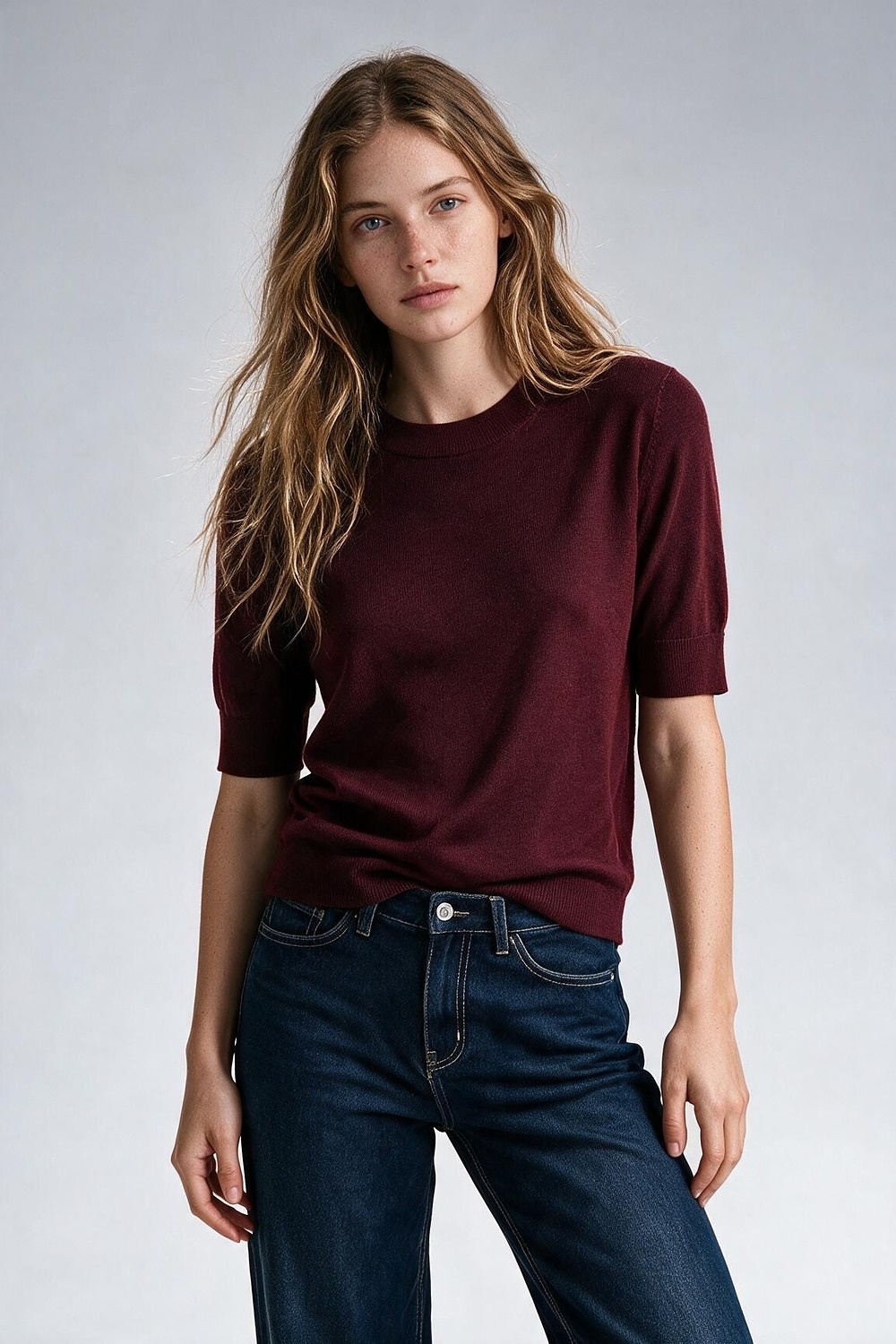 Su&eacute;ter de manga corta con cuello redondo de punto fino acanalado en mezcla de lana Merino color vino