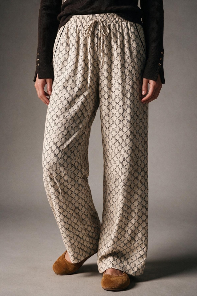 Pantalones beige acolchados con estampado de cadenas y cord&oacute;n, de pierna ancha.