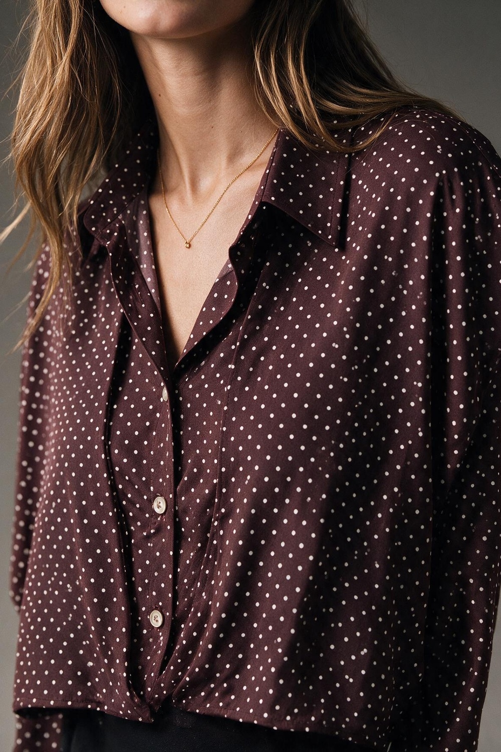 Camisa corta abotonada de satén con lunares burdeos Camisa corta abotonada de satén con lunares burdeos