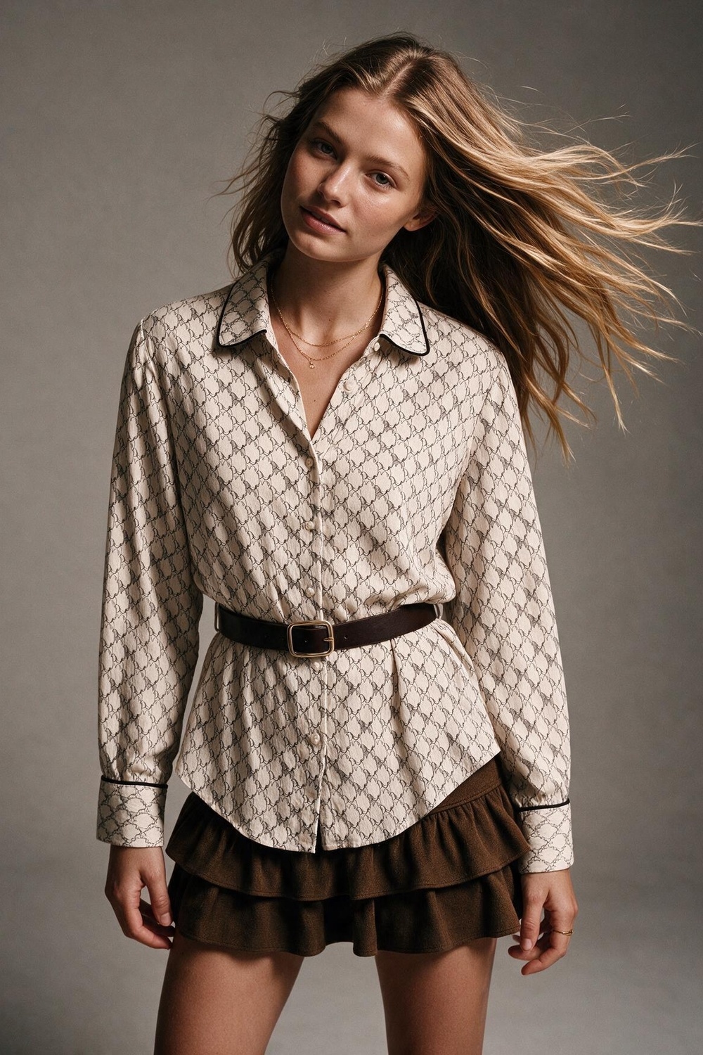 Camisa con cintur&oacute;n tejido ligero estampado de caballos en color crema