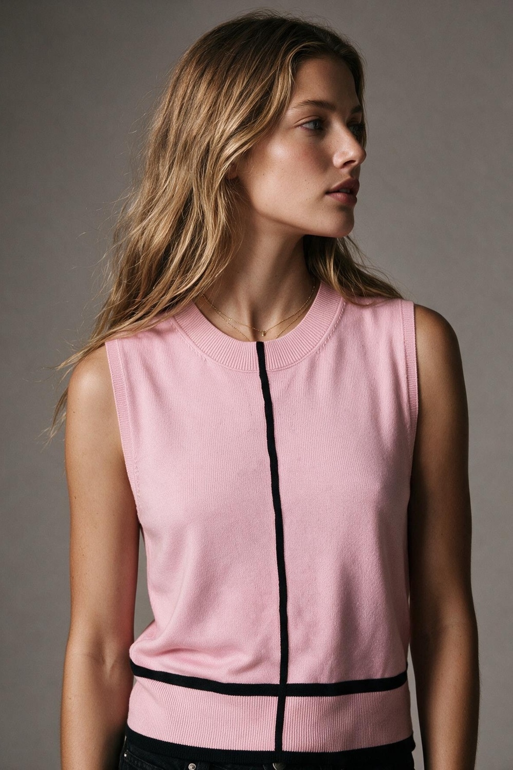 Chaleco sin mangas de punto fino rosa claro con costuras en contraste y cuello redondo