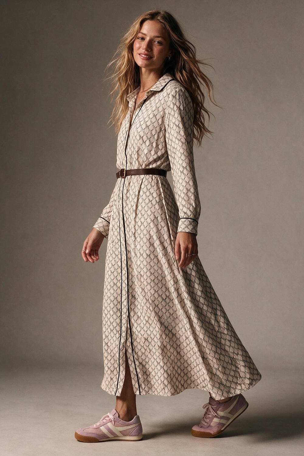 Vestido camisero maxi con cintur&oacute;n y estampado de caballos crema