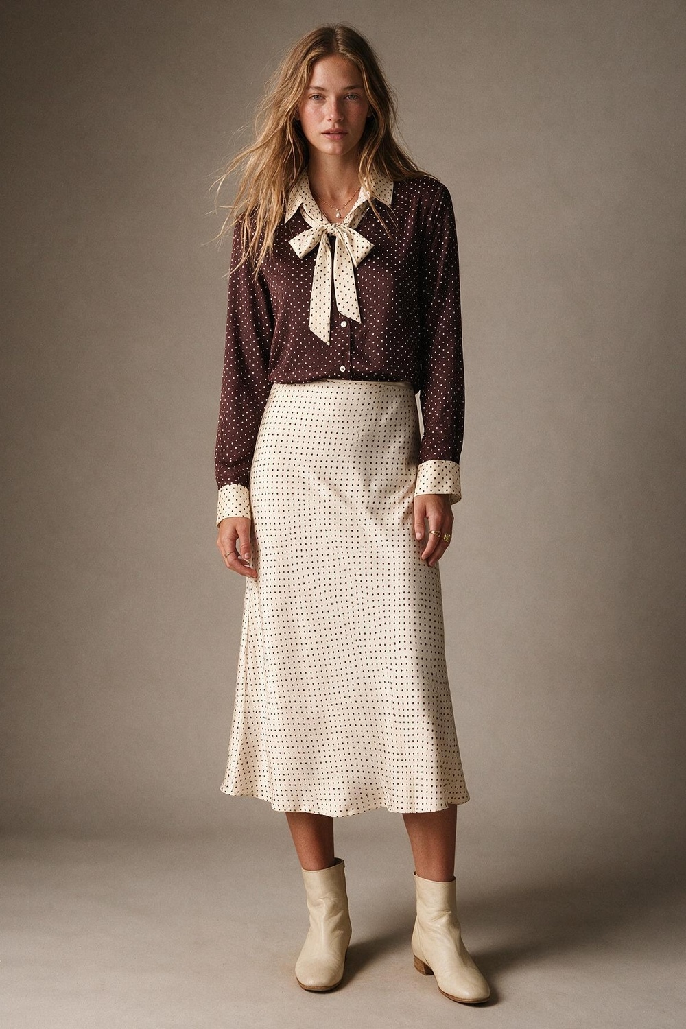 Falda midi de sat&eacute;n con corte al bies y estampado de lunares beige sin pretina