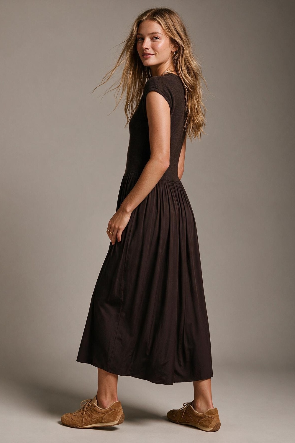 Vestido midi marrón de punto fino con mangas tipo capa y falda de satén fruncida Vestido midi marrón de punto fino con mangas tipo capa y falda de satén fruncida