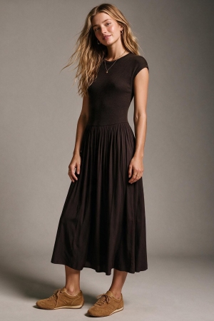 Vestido midi marrón de punto fino con mangas tipo capa y falda de satén fruncida