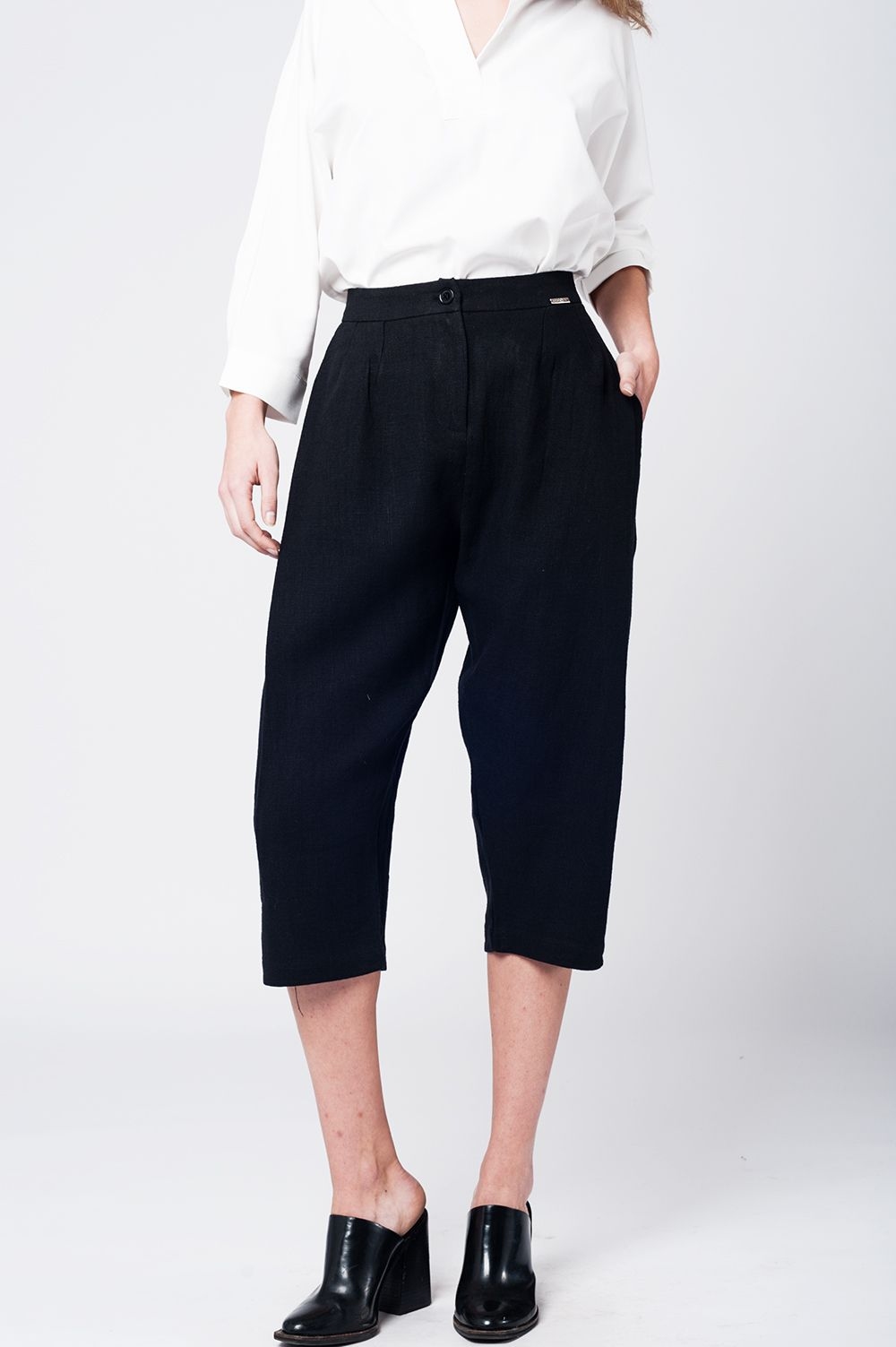 Pantalon a media pierna de lino negro con detalle de pinzas Pantalon a media pierna de lino negro con detalle de pinzas